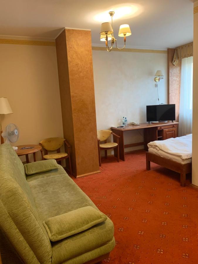 Hotel Diament I Brylant à Rawicz Extérieur photo