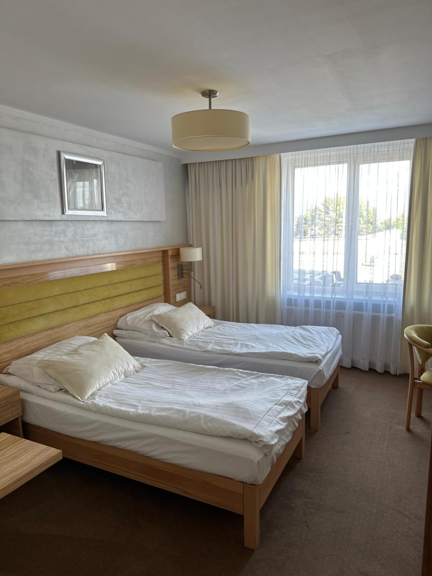Hotel Diament I Brylant à Rawicz Extérieur photo
