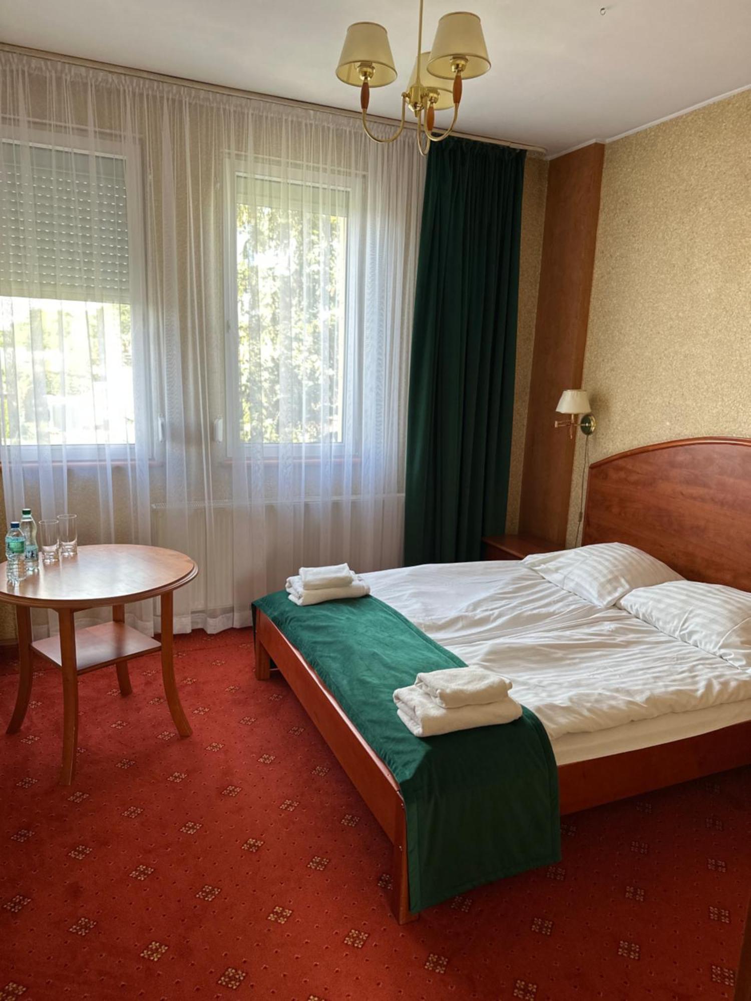Hotel Diament I Brylant à Rawicz Extérieur photo